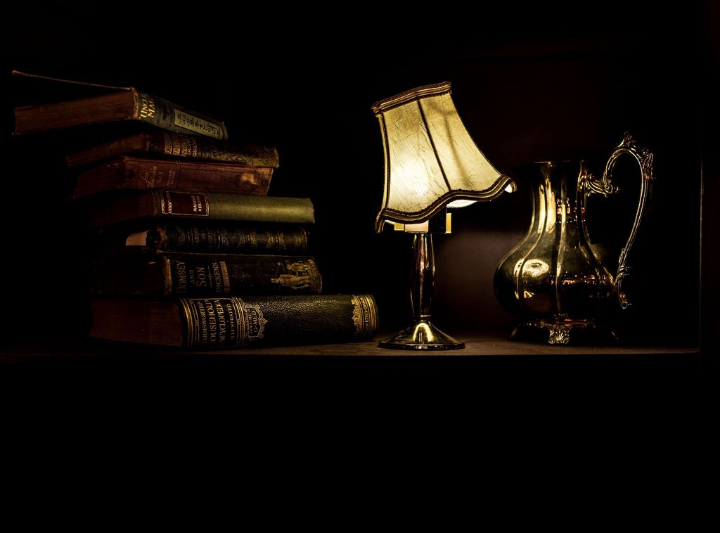 Bücher und Lampe